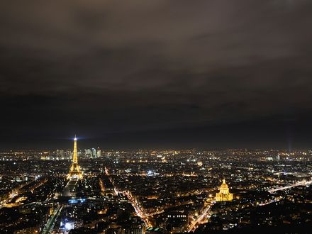 La tour eiffel svetta nella notte di Parigi