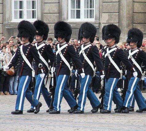 Cavalieri diretti alla cerimonia del cambio della guardia